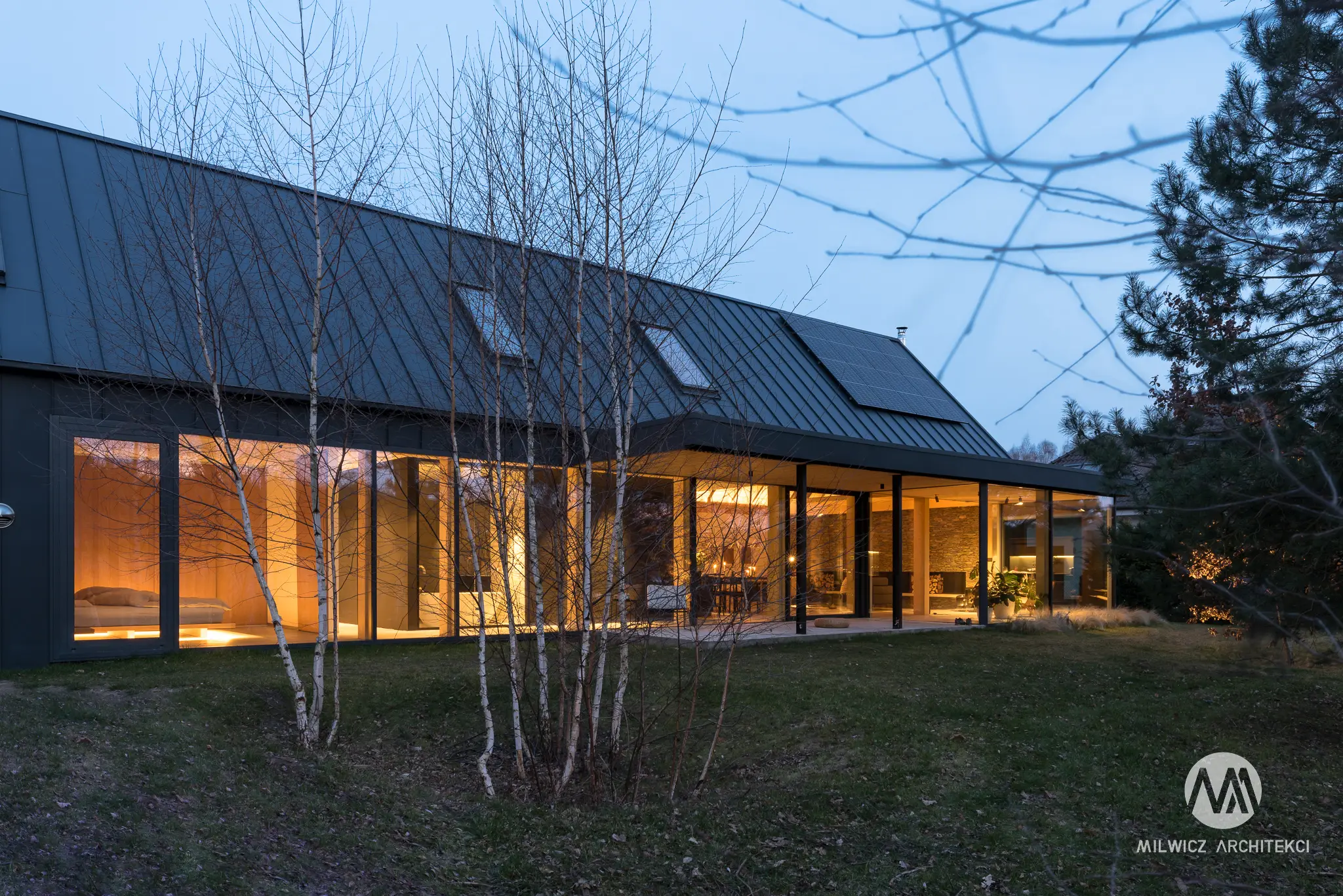 Milwicz architekci - projekty indywidualne - oda do natury Warszawa - zewnątrz nocą