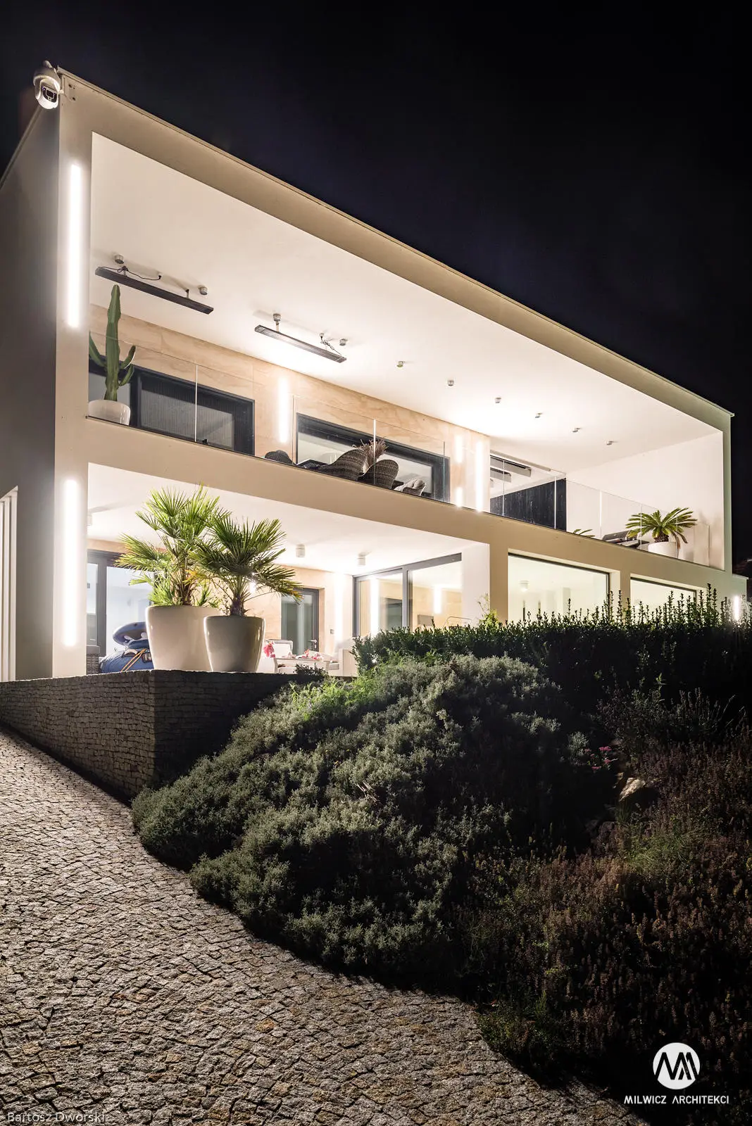 Milwicz architekci - projekty indywidualne - rajski ogród - widok na dom nocą z podjazdu