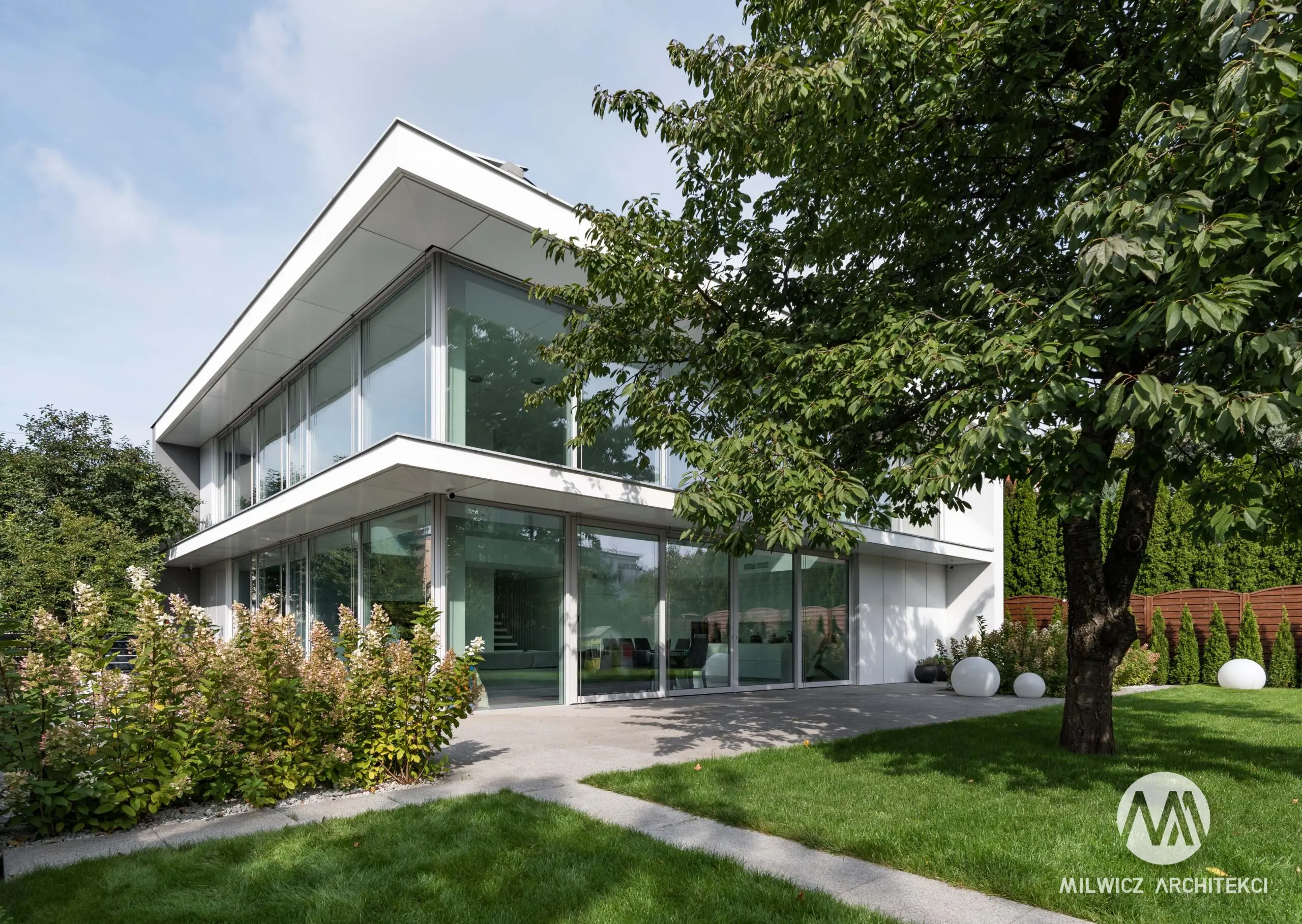 Milwicz architekci - projekty indywidualne - warszawa miejska willa - budynek i jego otoczenie