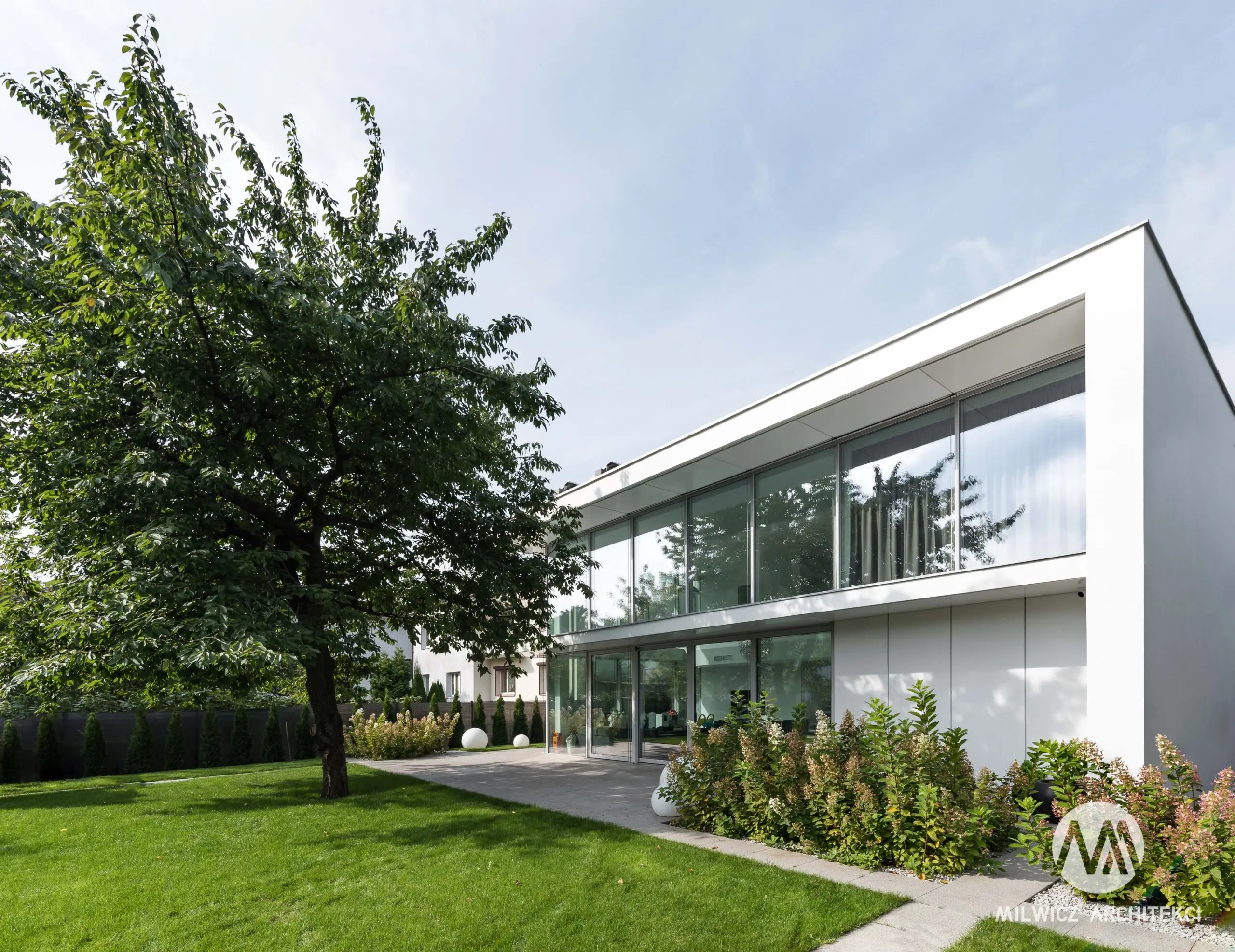 Milwicz architekci - projekty indywidualne - warszawa miejska willa - widok na dom z zewnątrz - cały budynek