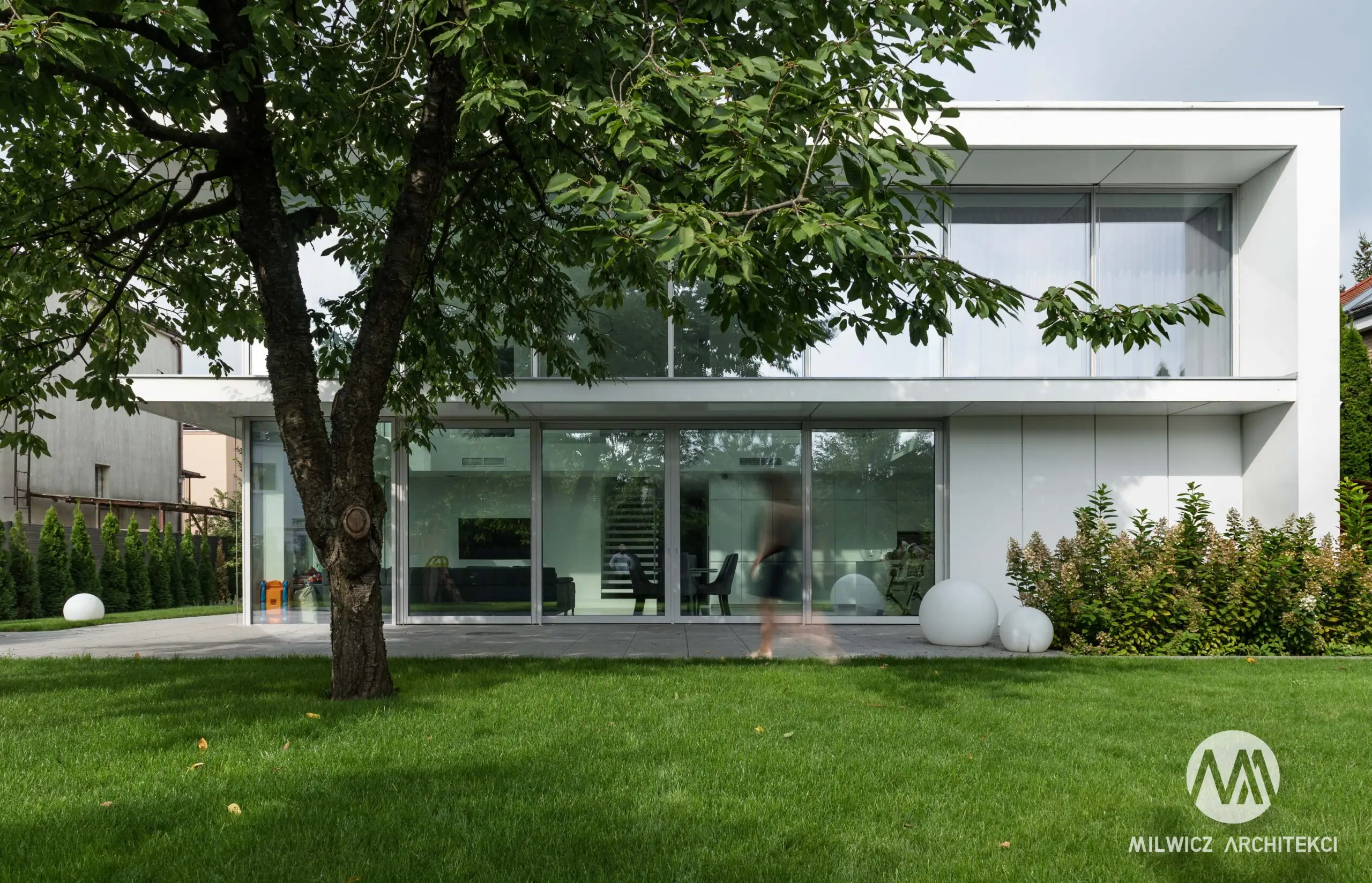 Milwicz architekci - projekty indywidualne - warszawa miejska willa - widok na dom z zewnątrz - front